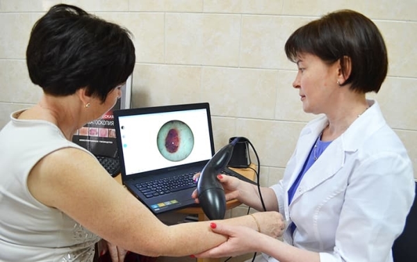 Ежегодно в Витебской области выявляется более 100 случаев меланомы
Ежегодно в Витебской области выявляется более 100 случаев меланомы