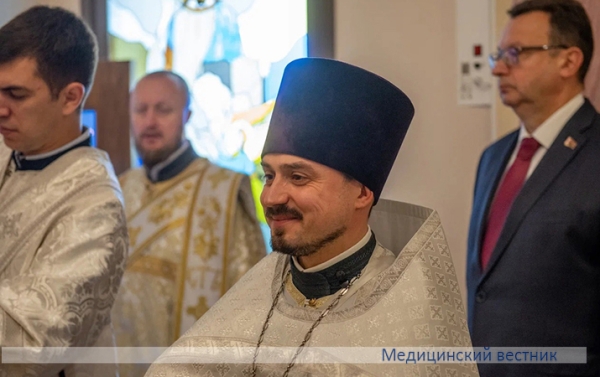
        В РНПЦ ДОГИ в открытой после ремонта часовне провели освящение фресок и Божественную литургию			    