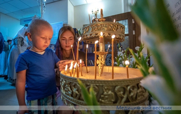 
        В РНПЦ ДОГИ в открытой после ремонта часовне провели освящение фресок и Божественную литургию			    